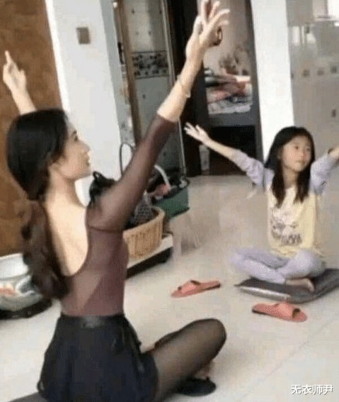 “女朋友穿成这样去学生家里教舞蹈,我该怎么办?”哈哈哈 “女朋友穿成这样去学生家里教舞蹈,我该怎么办?”哈哈哈