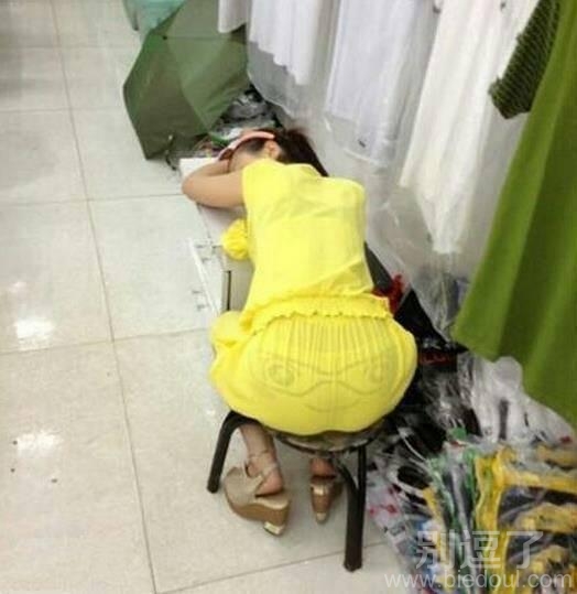 姑娘穿着衣服是要嘲讽谁 姑娘穿着衣服是要嘲讽谁