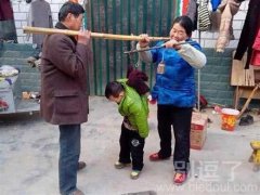 正在称儿子的人。 正在称儿子的人。