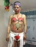 被化妆的哥们挺美。 被化妆的哥们挺美。