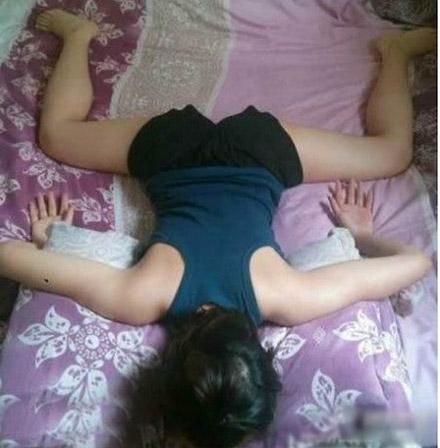 女汉字的奇葩睡姿。 女汉字的奇葩睡姿。
