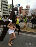 背着十字架的人。。 背着十字架的人。。