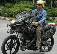 正在骑摩托的人。