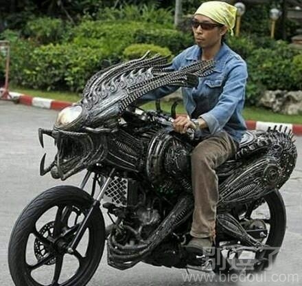 正在骑摩托的人。