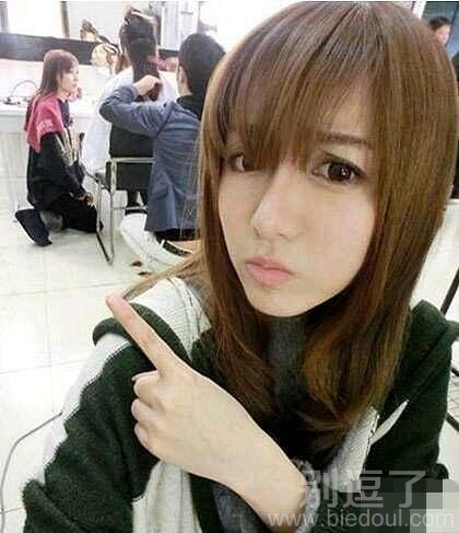 后面的妹子为什么要这样