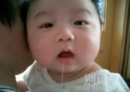 熊孩子口水都流出来了