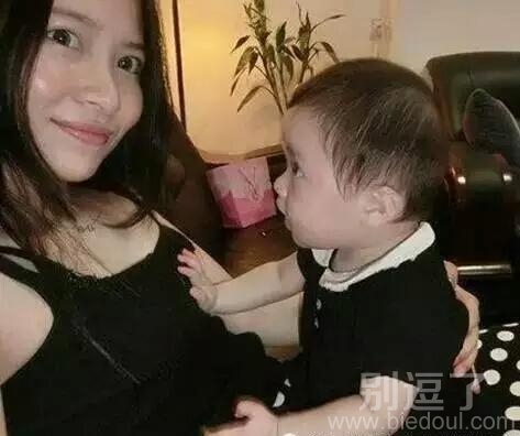 这熊孩子懵逼的眼神 这熊孩子懵逼的眼神