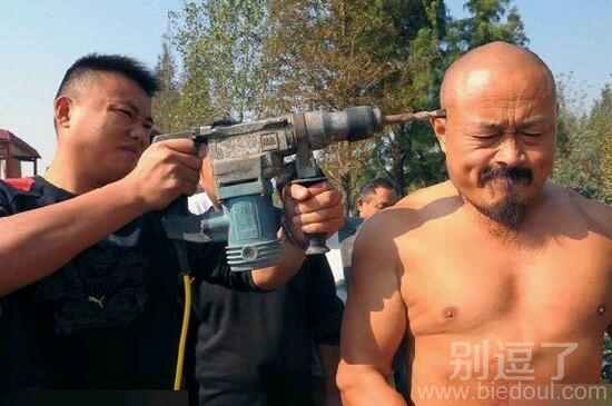 被抢指着的大哥。 被抢指着的大哥。