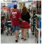 在超市逛的小情侣。