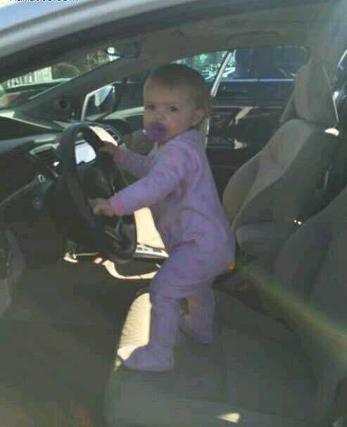 开车去接小女朋友喽