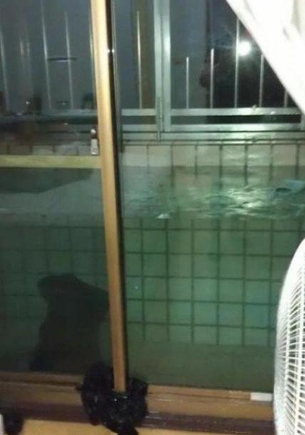 暴雨过后 没有下水的阳台的家里 只能靠自然蒸发了