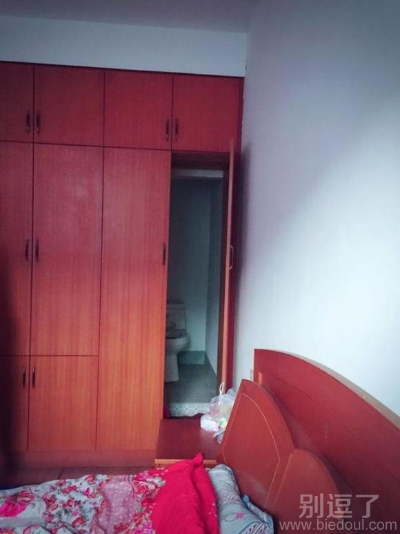 在卧室里的厕所。。