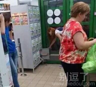 妈妈逛超市,把孩子扔进储物柜 妈妈逛超市,把孩子扔进储物柜