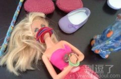 给三岁半的小妹妹新买了一个芭比娃娃
