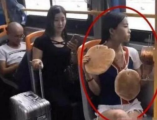 姑娘,现在敢穿这衣服的人确实不多了,你就没觉得尴尬吗 姑娘,现在敢穿这衣服的人确实不多了,你就没觉得尴尬吗