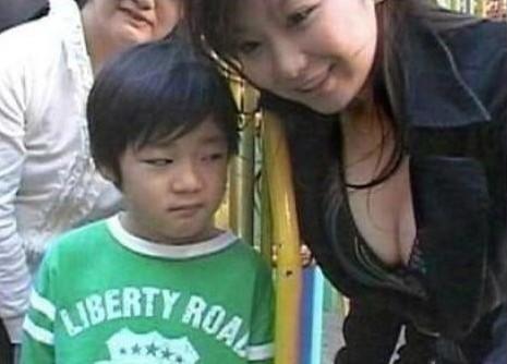 你的眼神出卖了你孩子 你的眼神出卖了你孩子