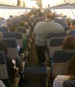 你这座位就不能做大一点