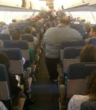 你这座位就不能做大一点 你这座位就不能做大一点