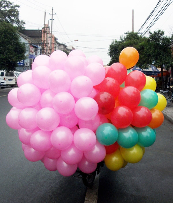 可爱趣图之气球也幽默--余跃军供图