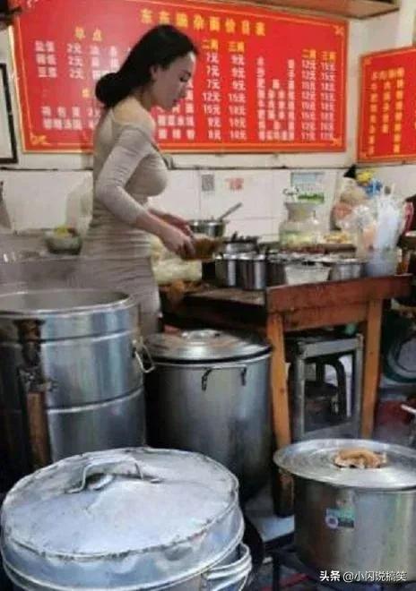 女生穿裙子的时候千万不要站在强光下,旁边的大爷都看呆了,哈哈 女生穿裙子的时候千万不要站在强光下,旁边的大爷都看呆了,哈哈
