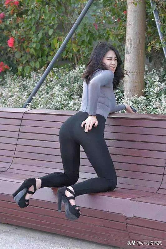女生穿裙子的时候千万不要站在强光下,旁边的大爷都看呆了,哈哈 女生穿裙子的时候千万不要站在强光下,旁边的大爷都看呆了,哈哈