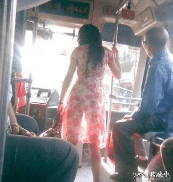 女生穿裙子的时候千万不要站在强光下,旁边的大爷都看呆了,哈哈 女生穿裙子的时候千万不要站在强光下,旁边的大爷都看呆了,哈哈
