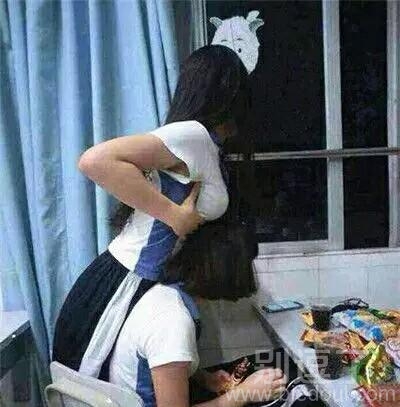 这么沉？我帮你扶着吧