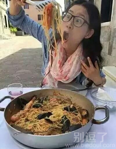 妹纸这是饿成什么样子了