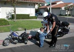 你超速了，这个是罚单，让你妈妈来付