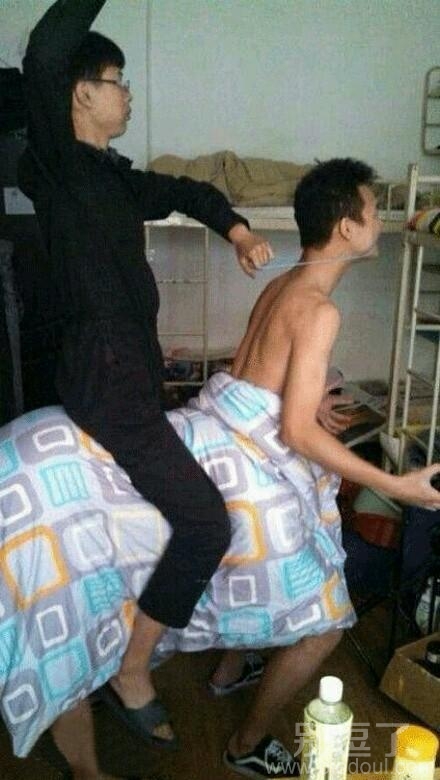 三个男人的宿舍生活。