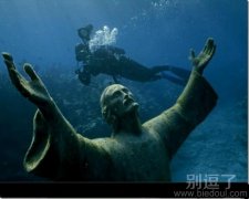 在水里的雕像。。