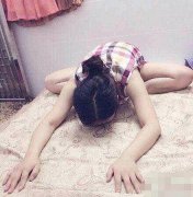 这是在膜拜谁呢！