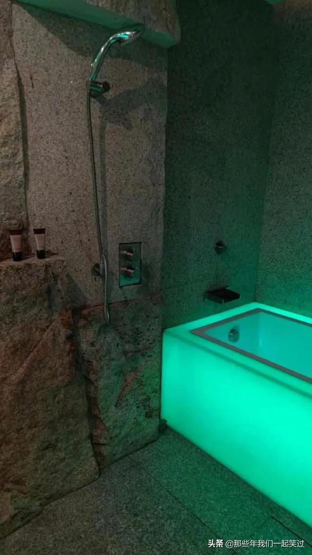 毕业最不开心的事,再也不能用学生证打折了 毕业最不开心的事,再也不能用学生证打折了