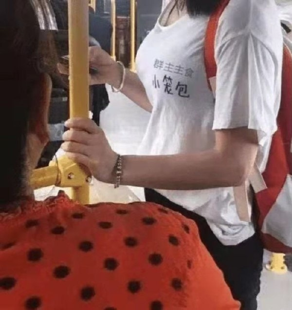 轻松一刻:学员练车送惊喜,教练把脸埋怀里! 轻松一刻:学员练车送惊喜,教练把脸埋怀里!