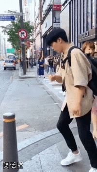 兄弟你的头碰破皮了吧？