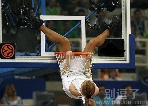待在篮球框中的女人。 待在篮球框中的女人。