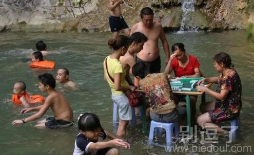 在水中打麻将的人。。 在水中打麻将的人。。