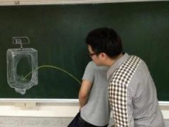 在黑板上的马桶。。