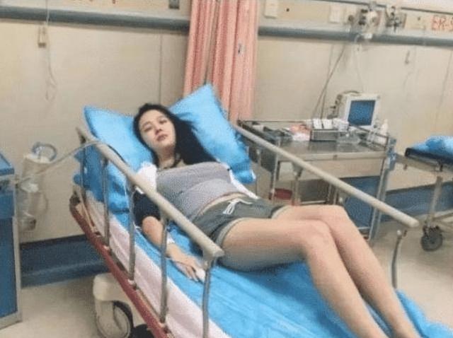 每日一笑:妹子穿裙子还翻越栏杆,真是淑女形象全无啊 每日一笑:妹子穿裙子还翻越栏杆,真是淑女形象全无啊