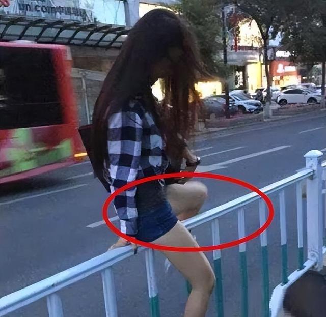 每日一笑：妹子穿裙子还翻越栏杆，真是淑女形象全无啊