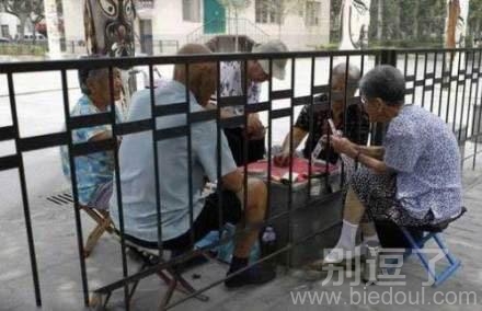 正在玩牌的老人。