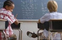 正在作弊的同学。