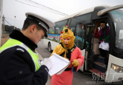 孙猴子被交警开罚单