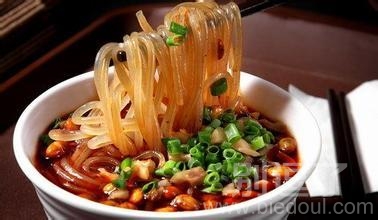 太好了,她喜欢吃酸辣粉 太好了,她喜欢吃酸辣粉