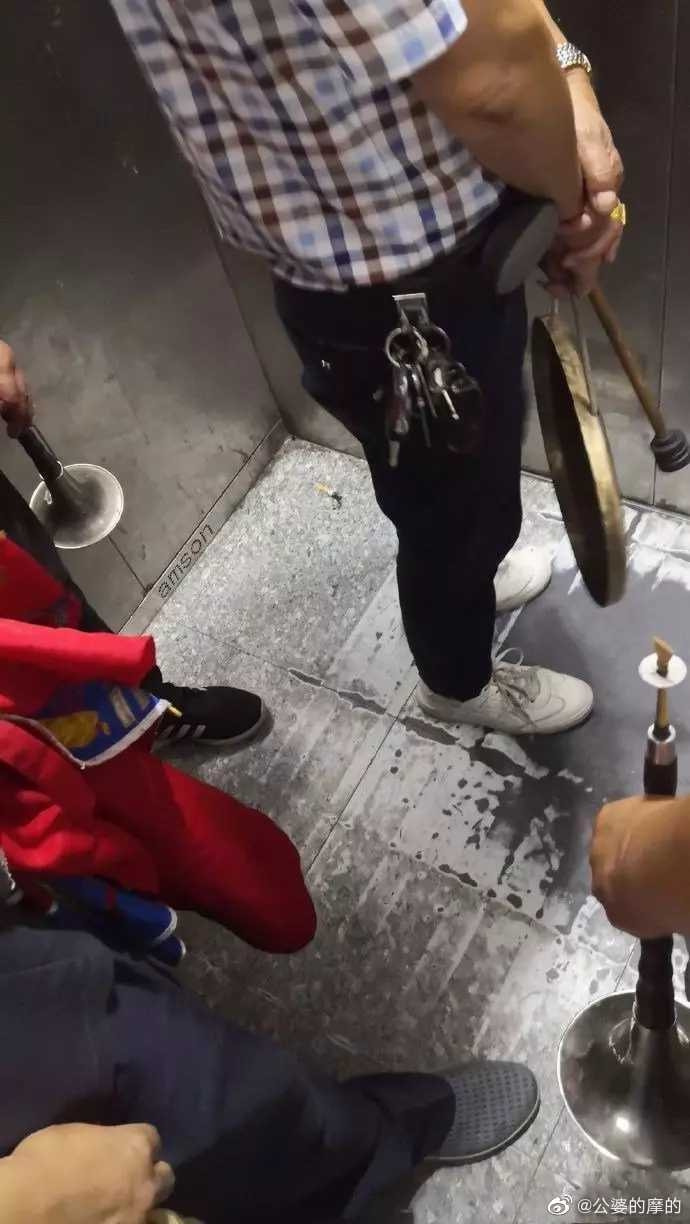 轻松一刻:哥哥你好好坐船头,让妹妹在后面揩把油! 轻松一刻:哥哥你好好坐船头,让妹妹在后面揩把油!
