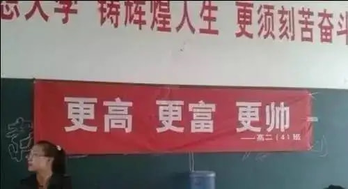 轻松一刻:哥哥你好好坐船头,让妹妹在后面揩把油! 轻松一刻:哥哥你好好坐船头,让妹妹在后面揩把油!