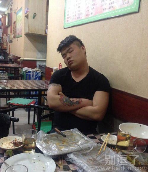 吃饭吃睡着了的哥们。 吃饭吃睡着了的哥们。