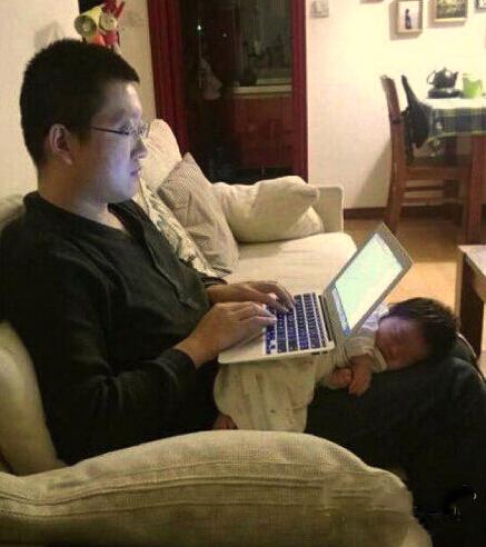 麻麻怎么还不回来，我要找亲爹。