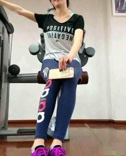 美女集：秀腿新招