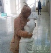 哥，你在玩穿越世纪的吻麼！！.